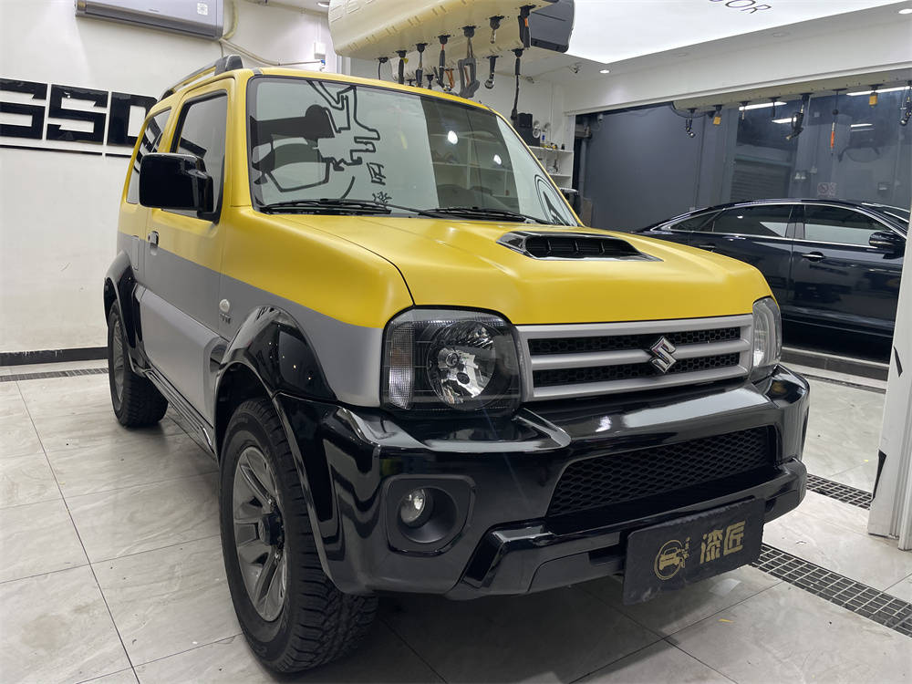 汽车改色轻型越野车铃木吉姆尼双拼贴膜改色外观也可以这么时尚