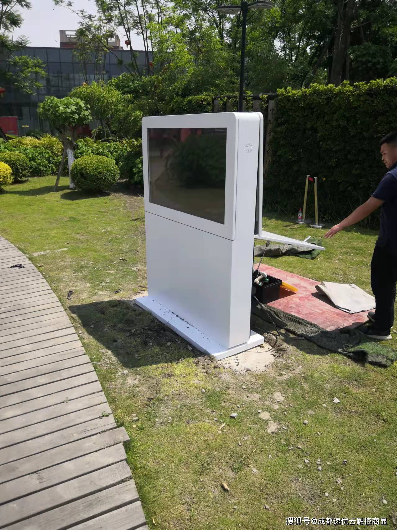 成都天府芙蓉园景区户外广告一体机安装施工现场_景区_天府_成都