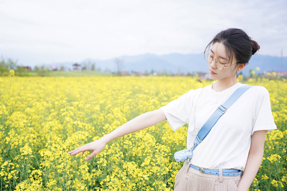 油菜花文艺人像照片图片