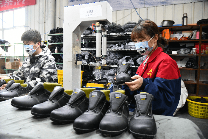 河北广平县璐安鞋业一手抓疫情防控一手抓产品生产