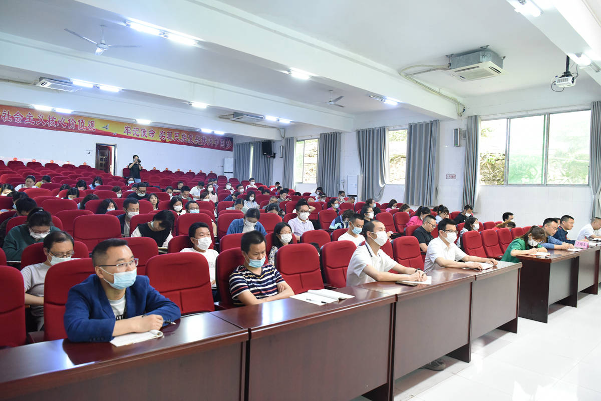 叙永一中推进依法治校构建和谐校园