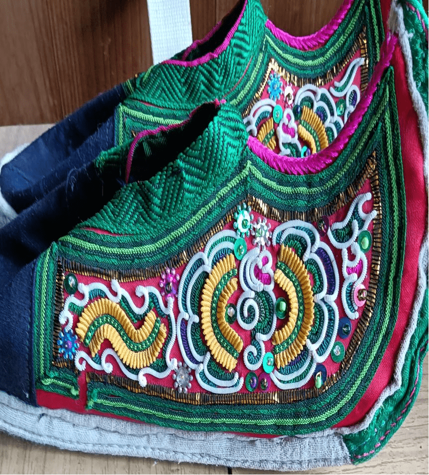 侗族的鞋子腿围子侗族的裙子侗族的小女孩子衣服侗族的小女孩的帽子