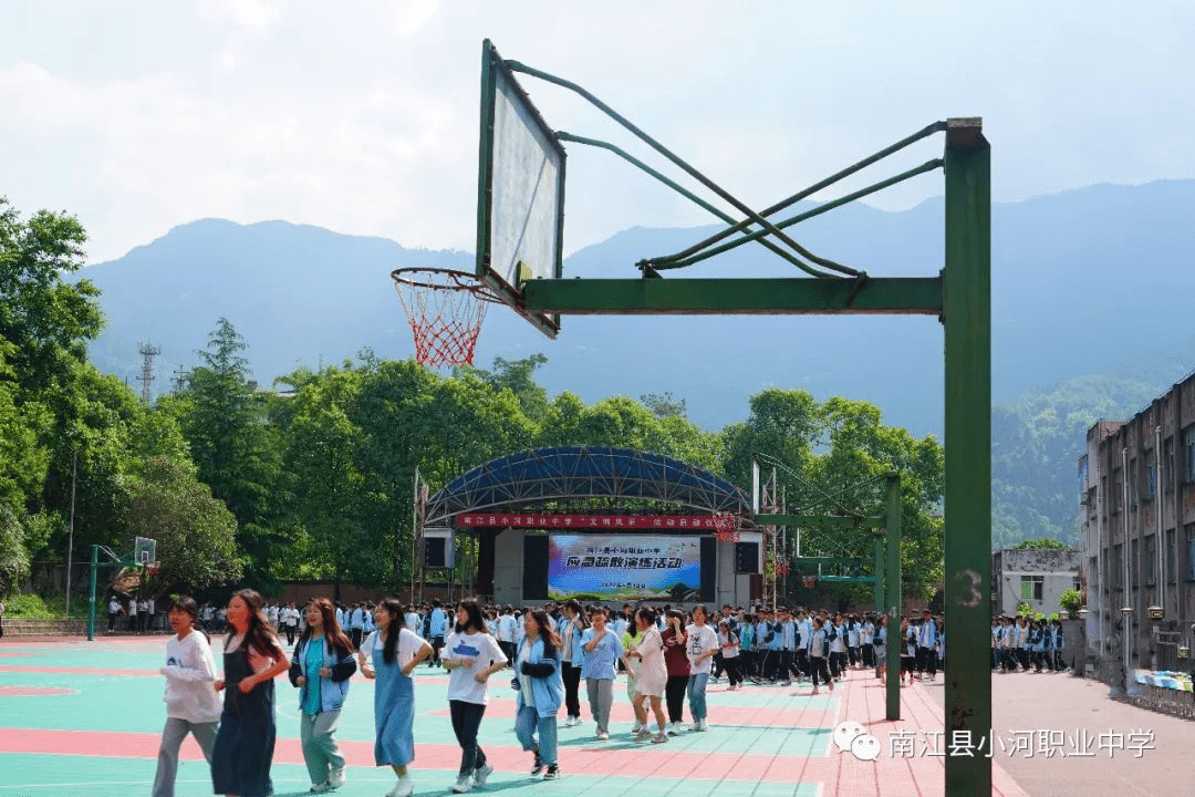 南江縣小河職業中學全校師生按照應急疏散演練方案訊速地跑向安全集結