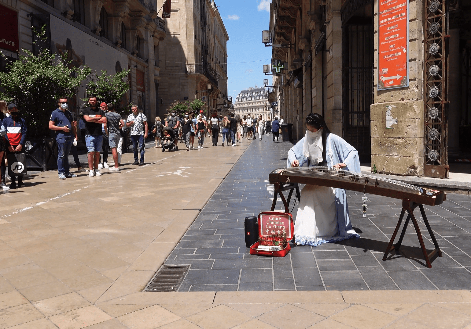 古筝女孩在法国街头炸街征服全场老外首首都是经典