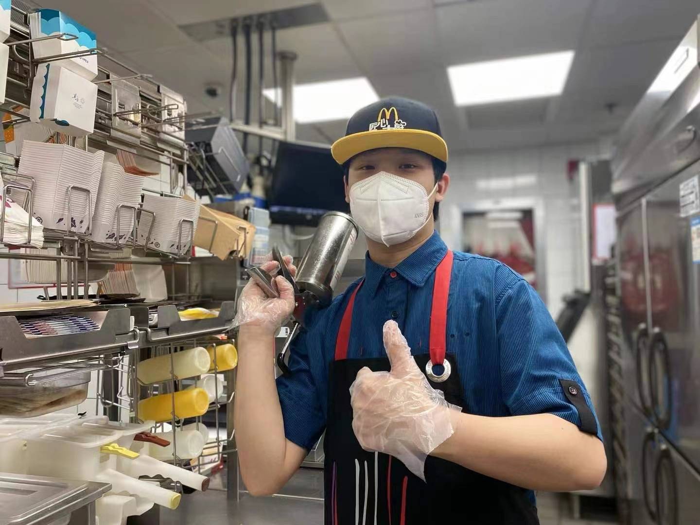上海三林新达汇麦当劳餐厅员工刘安仁和韦德生便是其中的两位年轻人