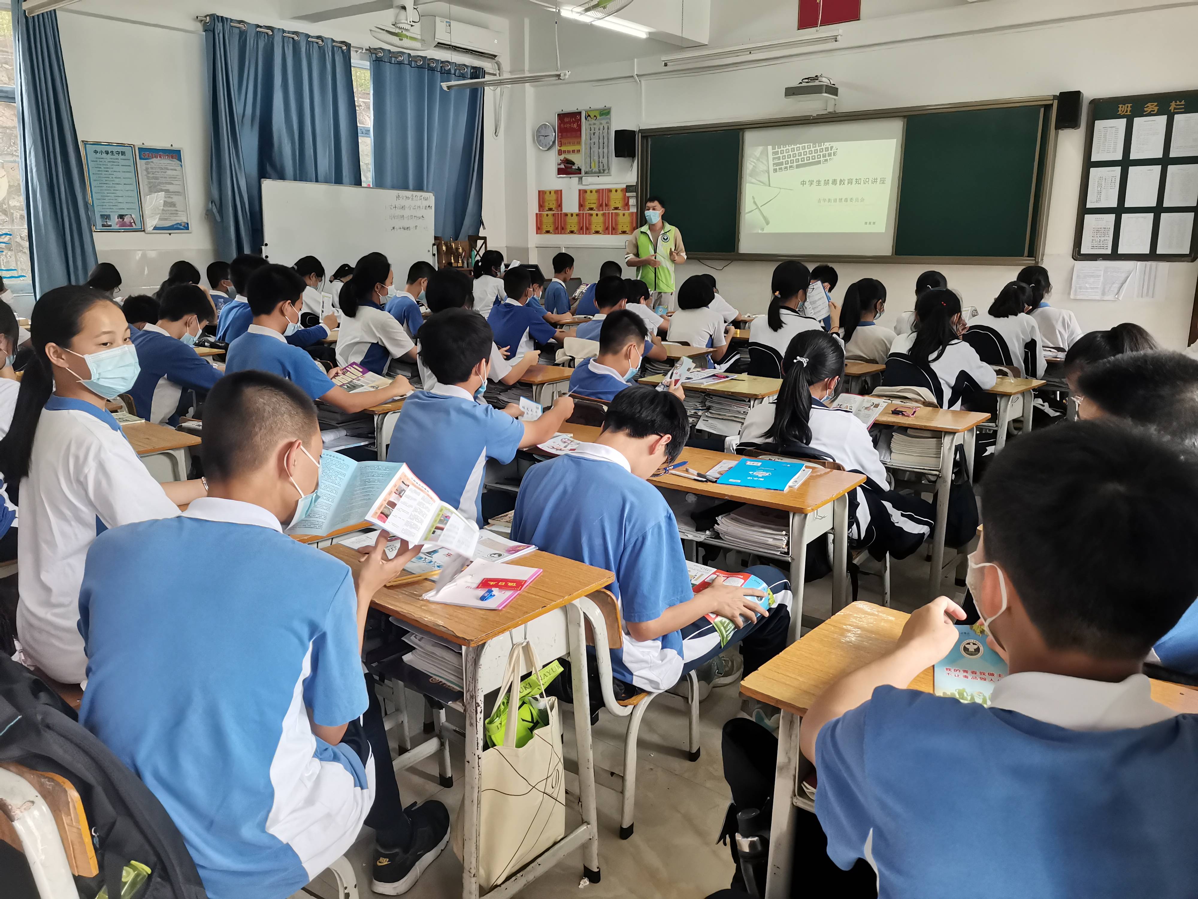 5月19日,吉华街道禁毒委员会于丽湖学校开展了以"禁毒铲种进校园,守护