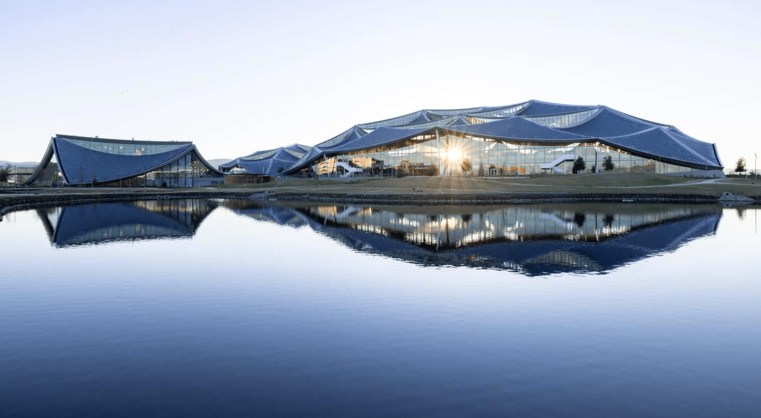 覆盖“龙鳞”太阳能电池板的堡垒：探秘谷歌巨大的高科技新园区_搜狐网