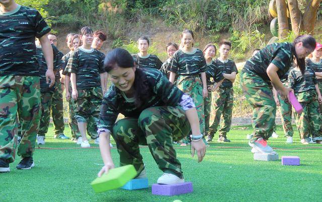 把娃送进军事训练营 “熊孩子”真能变“别人家