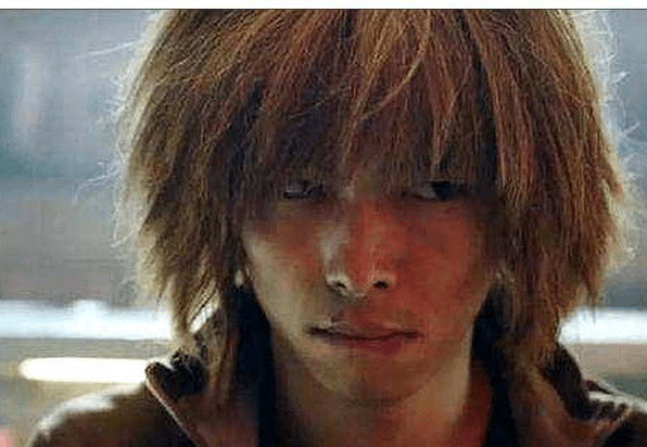 也是因为这样的黄头发,让大家对他的印象十分的深刻.