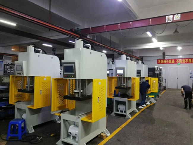 本机液压系统采用液压集成块油路集成形式控制,以实现工艺要求的循环