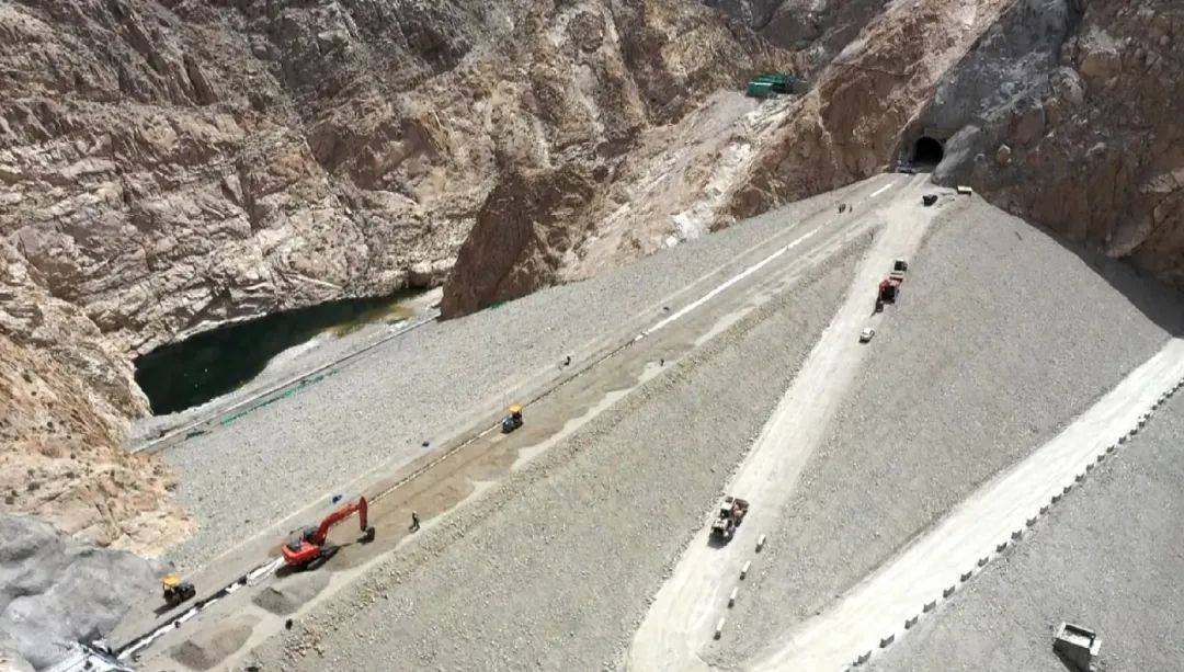 和硕县清水河伯斯阿木水库沥青混凝土心墙大坝顺利封顶