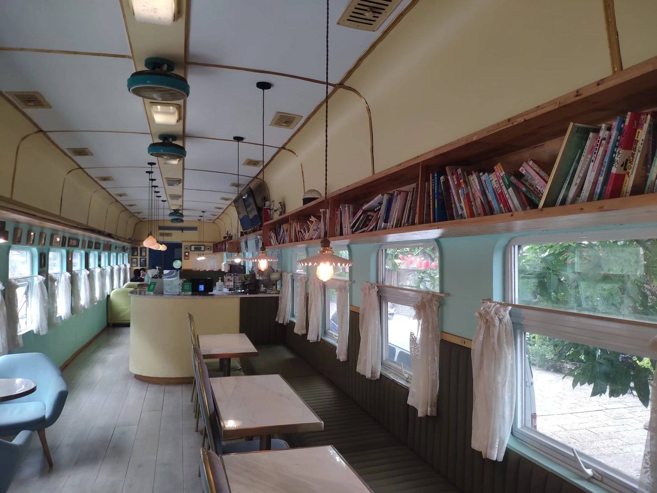 原创重庆一景区废弃绿皮火车变书吧游客读书就像旅行