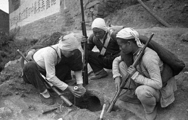 八路军和民兵拍摄于延安军民一家亲