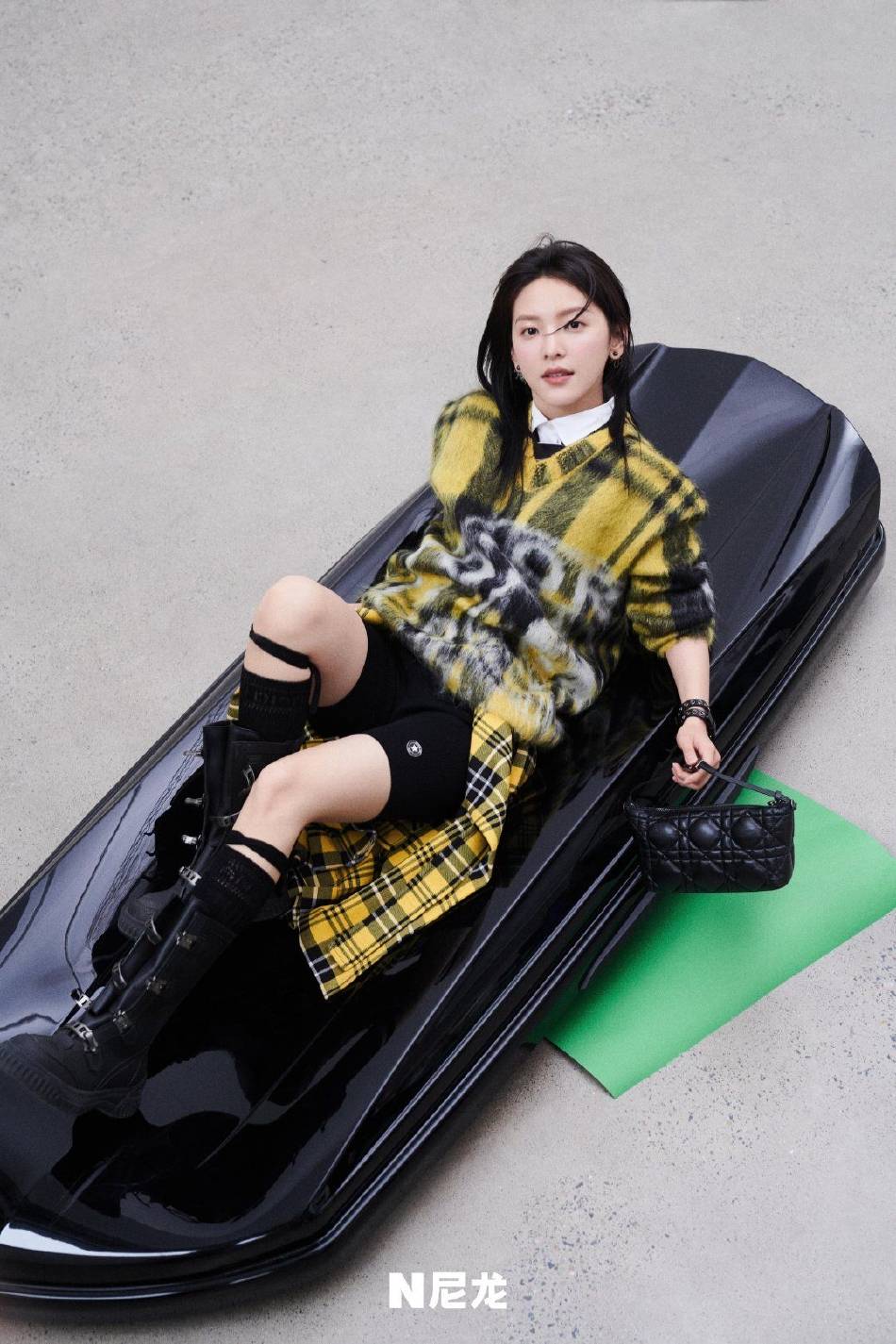 章若楠运动感大片甜酷十足穿黄色衬衫裙慵懒随性