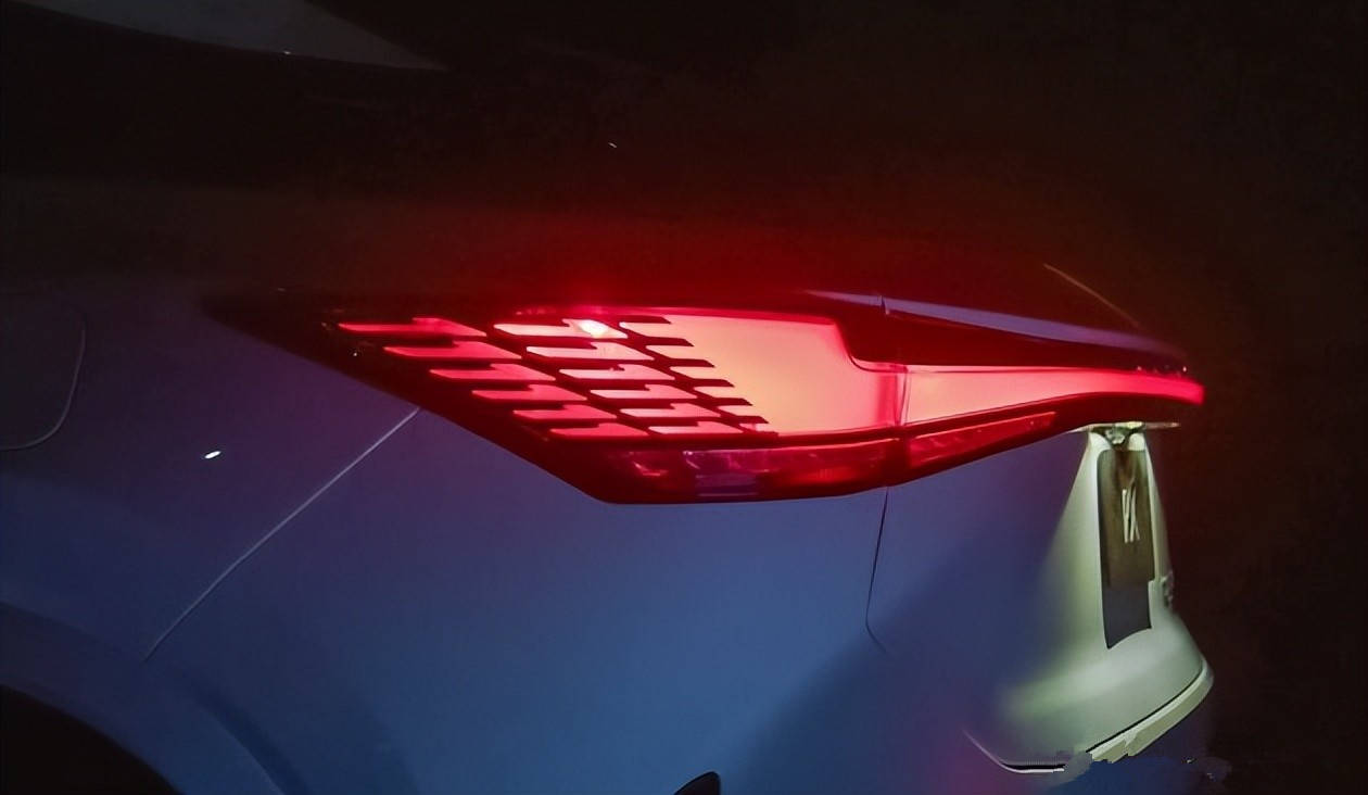 全新雷克萨斯rx最新尾部预告图发布采用贯穿式尾灯