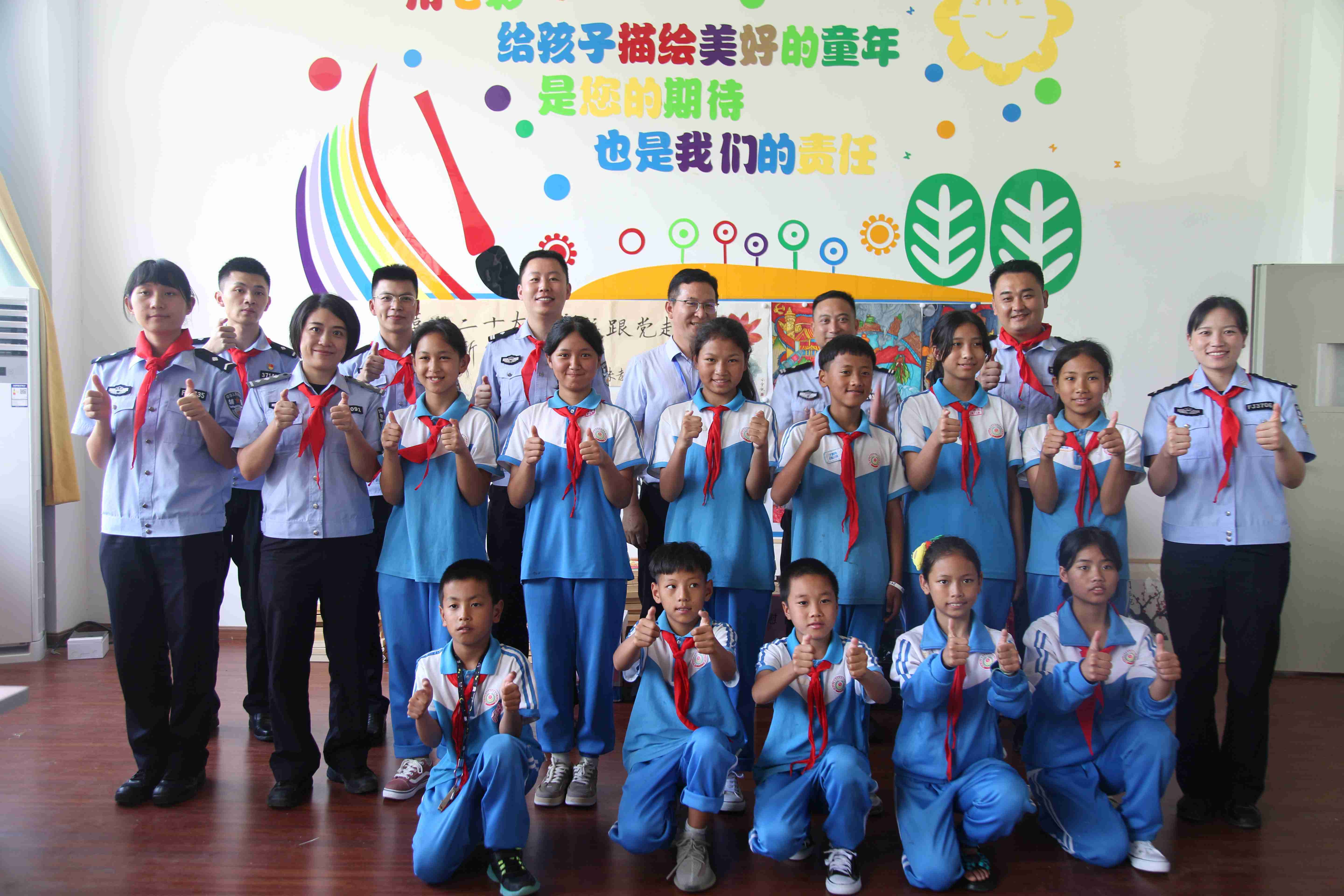 移民管理警察儿童节走进特殊教育学校开展关爱折翼天使情暖怒江峡谷