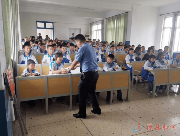 沐浴法治阳光共筑青春梦想澧县澧阳中学开展防治校园欺凌法治宣传活动