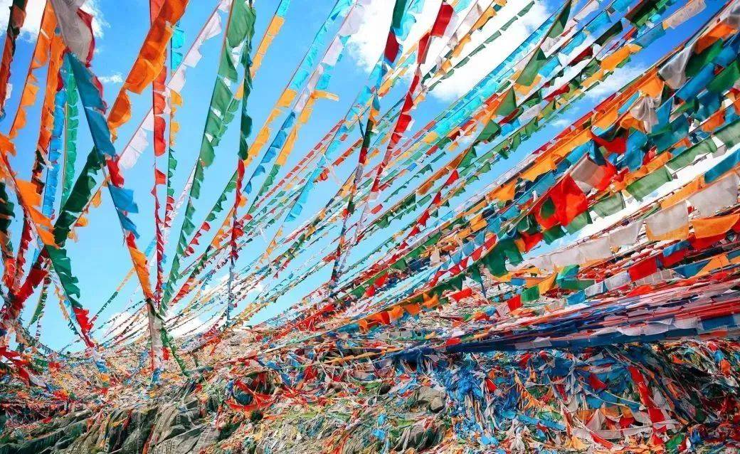 刚坚文化丨飞扬的五色经幡远古魂像的飘帘