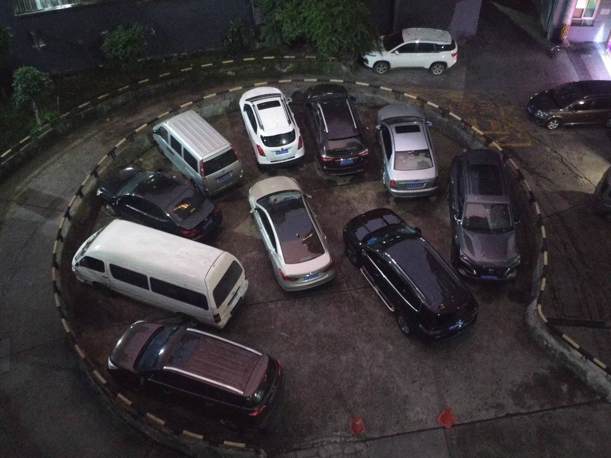 由于地形原因,停车场呈现圆形,可供出入的关口仅能容下两辆车.