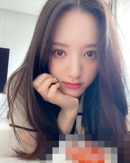 宇宙少女成员苞娜晒怼脸自拍照长发飘飘眼睛清纯清澈