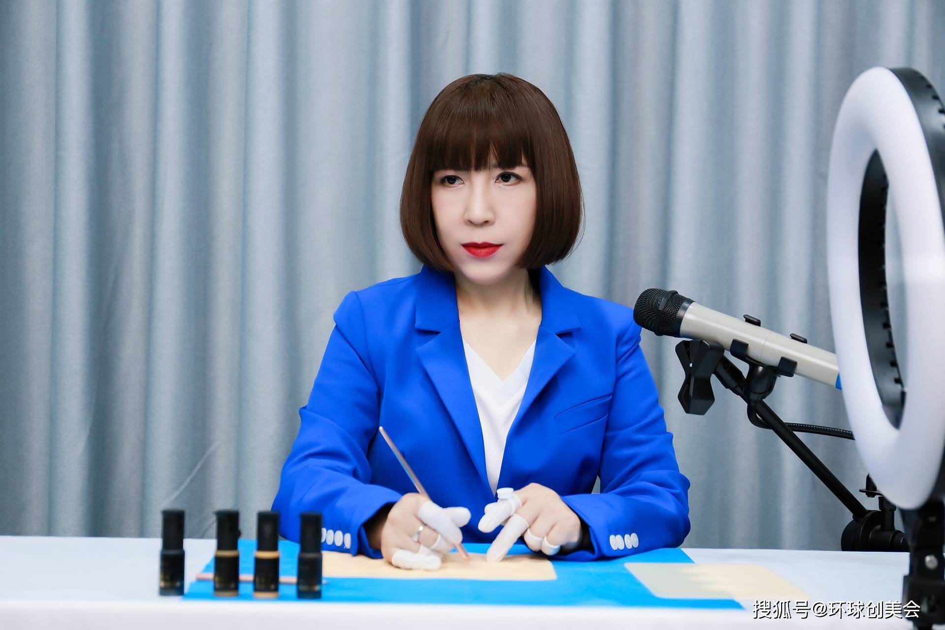 张雯雯老师在做纹绣技术教学张雯雯老师指导学员进行半永久设计张雯雯