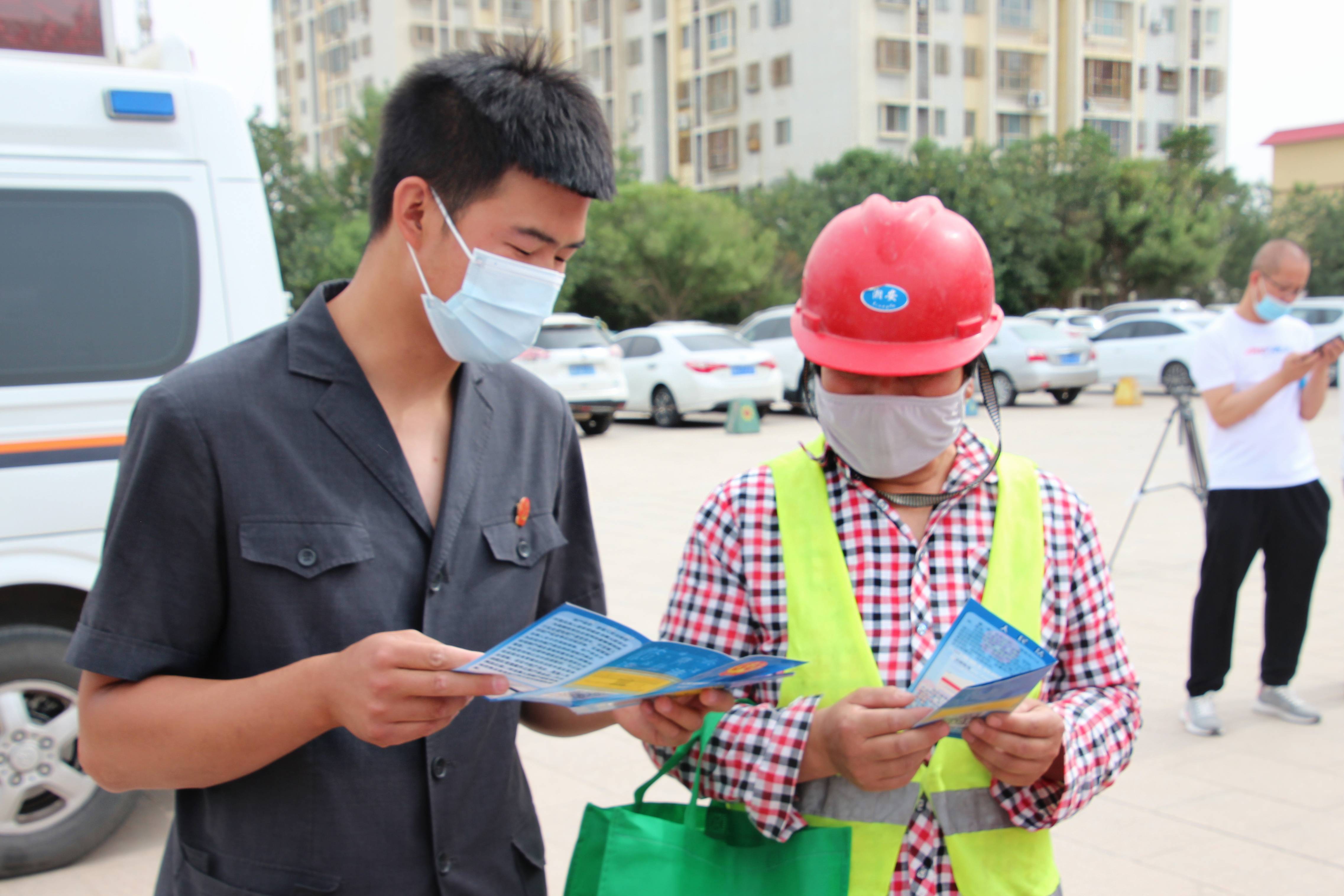 若羌县居民王音生说"以往看到诈骗短信或接到诈骗电话,我都是不理睬