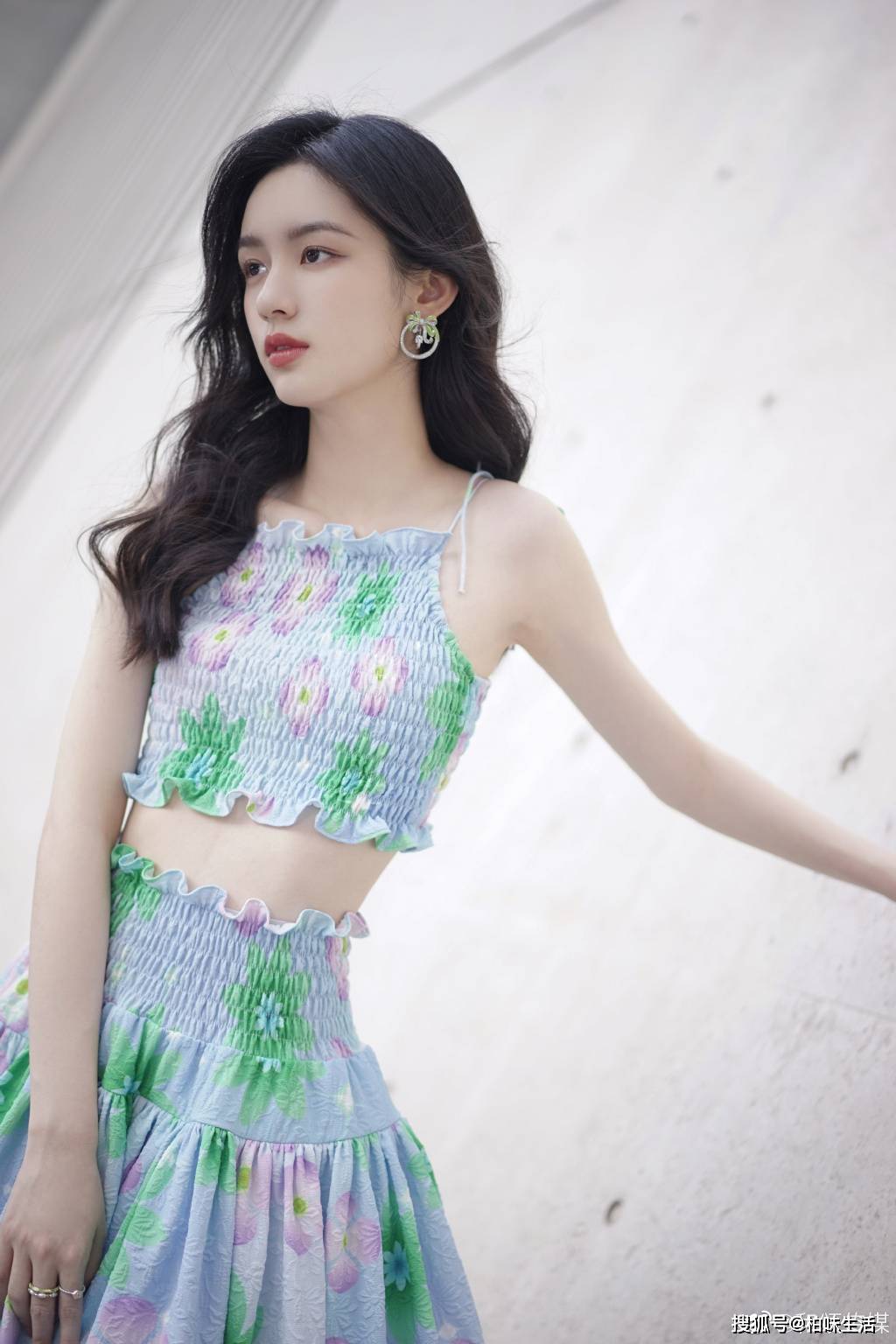 周也穿吊带碎花裙皮肤白皙露小蛮腰满满的夏日味道