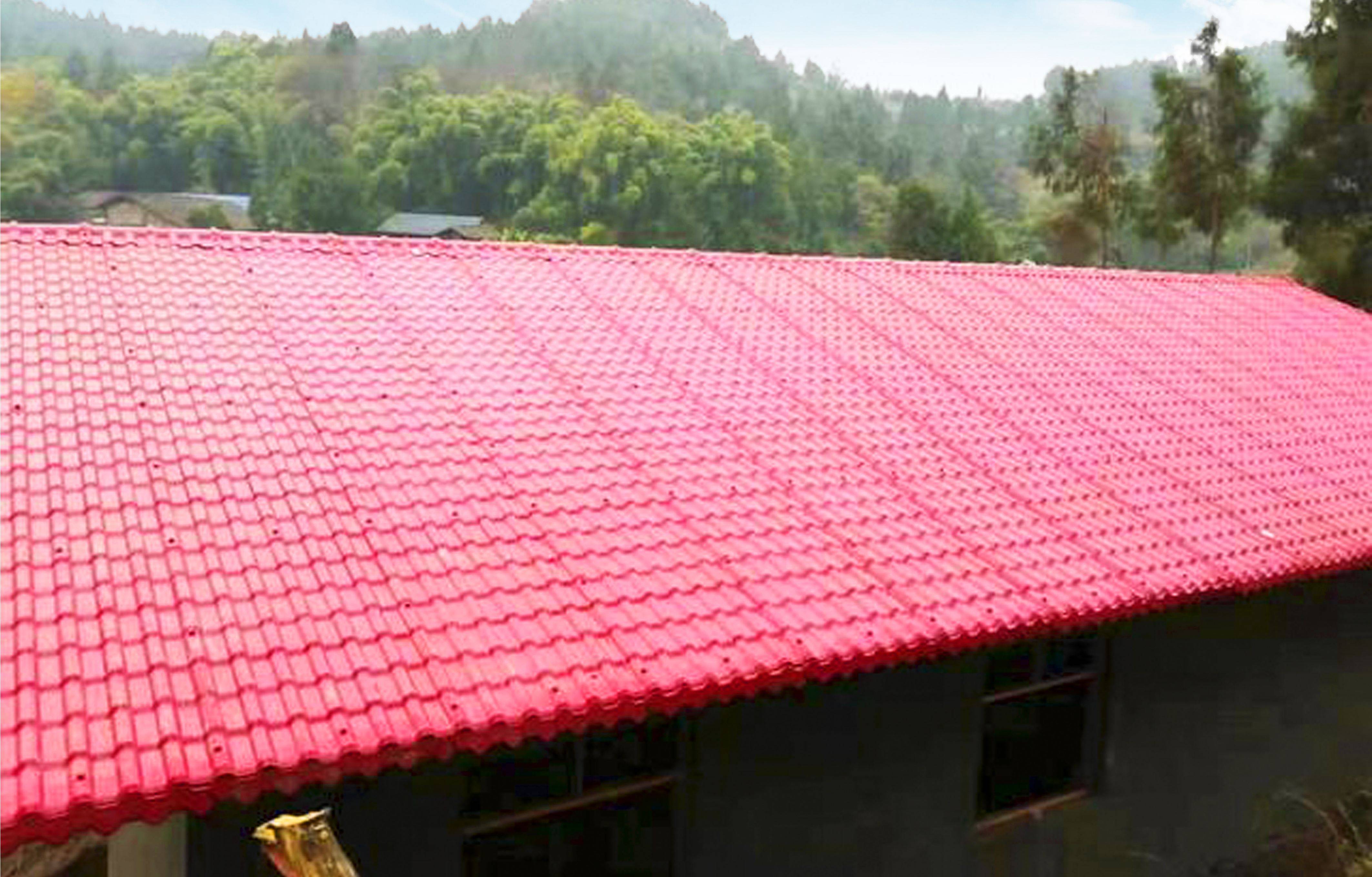 所以树脂瓦才能在众多的瓦片种类中迅速崛起,成为替代彩钢瓦,琉璃瓦