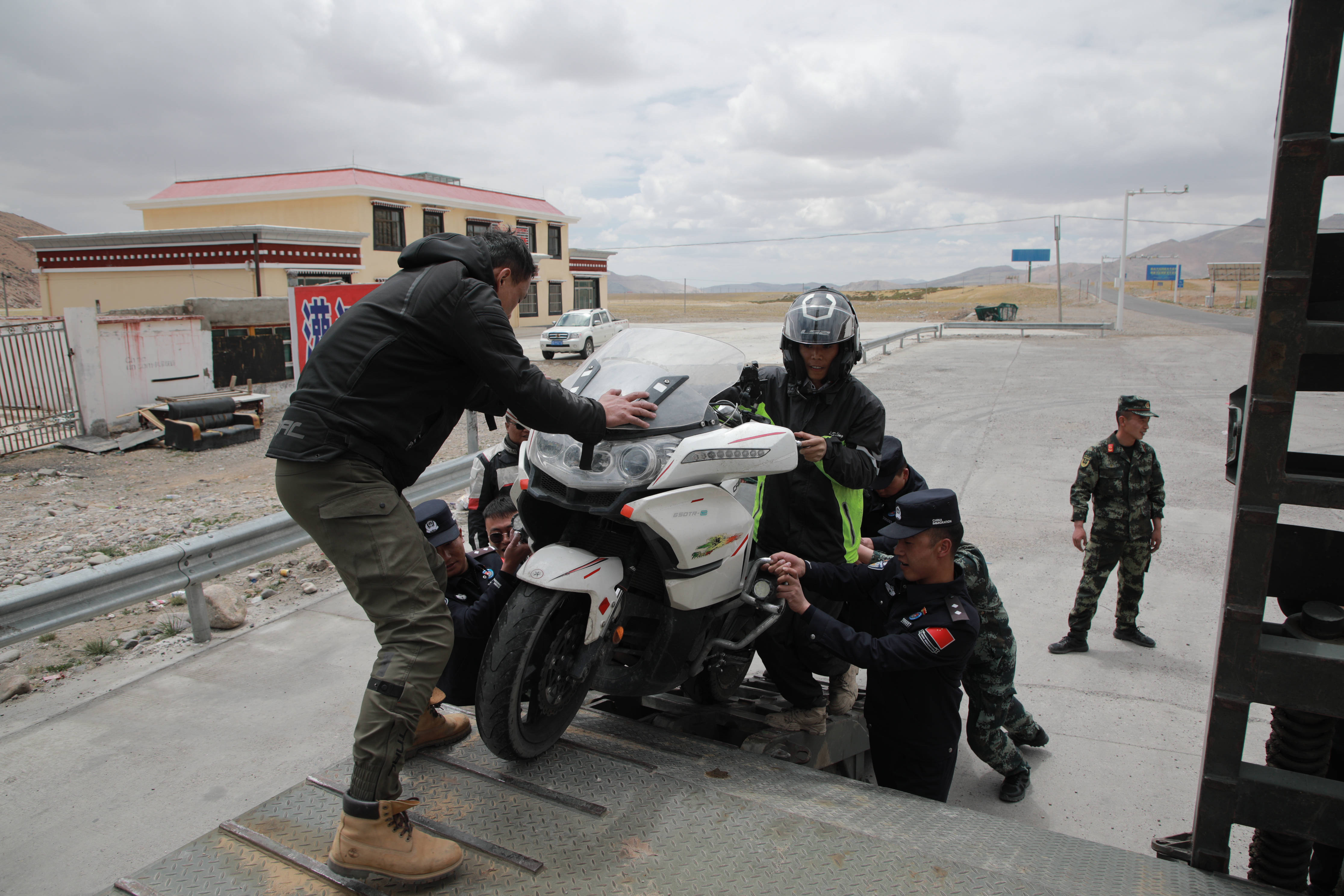 和被采访者在救援现场偶遇 ——西藏马攸桥边境检查站救援被困摩托车