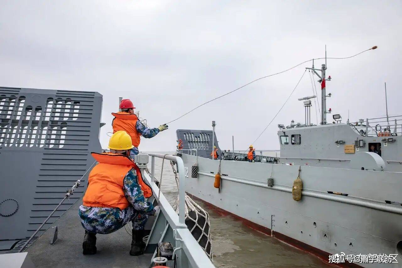 新型通用登陆艇与广西舰共同训练