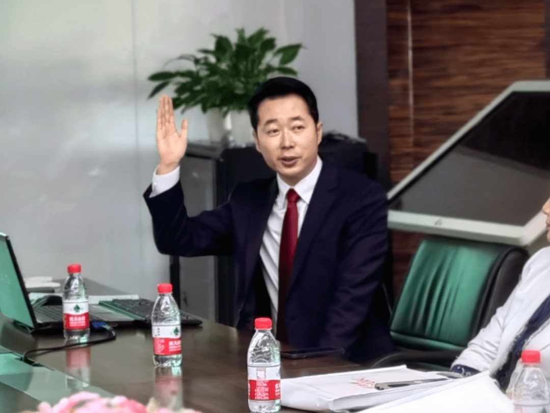 沈洋先生(右一)为会员企业颁牌首先,会长杨德辉先生对新加入的会员企