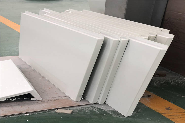 搪瓷钢板也被叫做珐琅板或者搪瓷装饰板,它是由钢板以及特种无机非