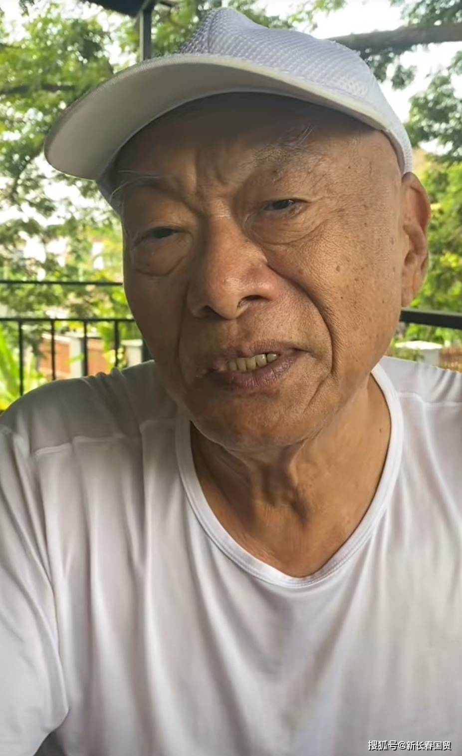 不过近年来凌峰长居泰北,婚变消息更是没少过,77岁的他与妻女几乎已经