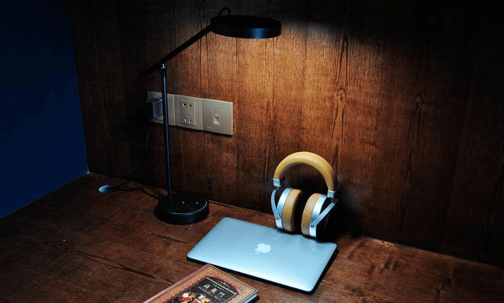 哪种灯对眼睛视力保护最好?推荐几款光线非常柔和的护眼台灯