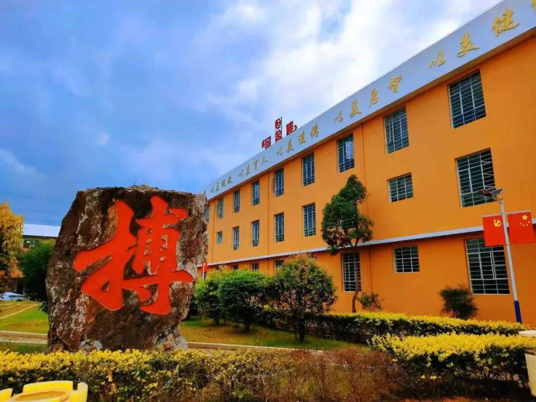 黄冈实验中学乐做学生健康成长的引路人