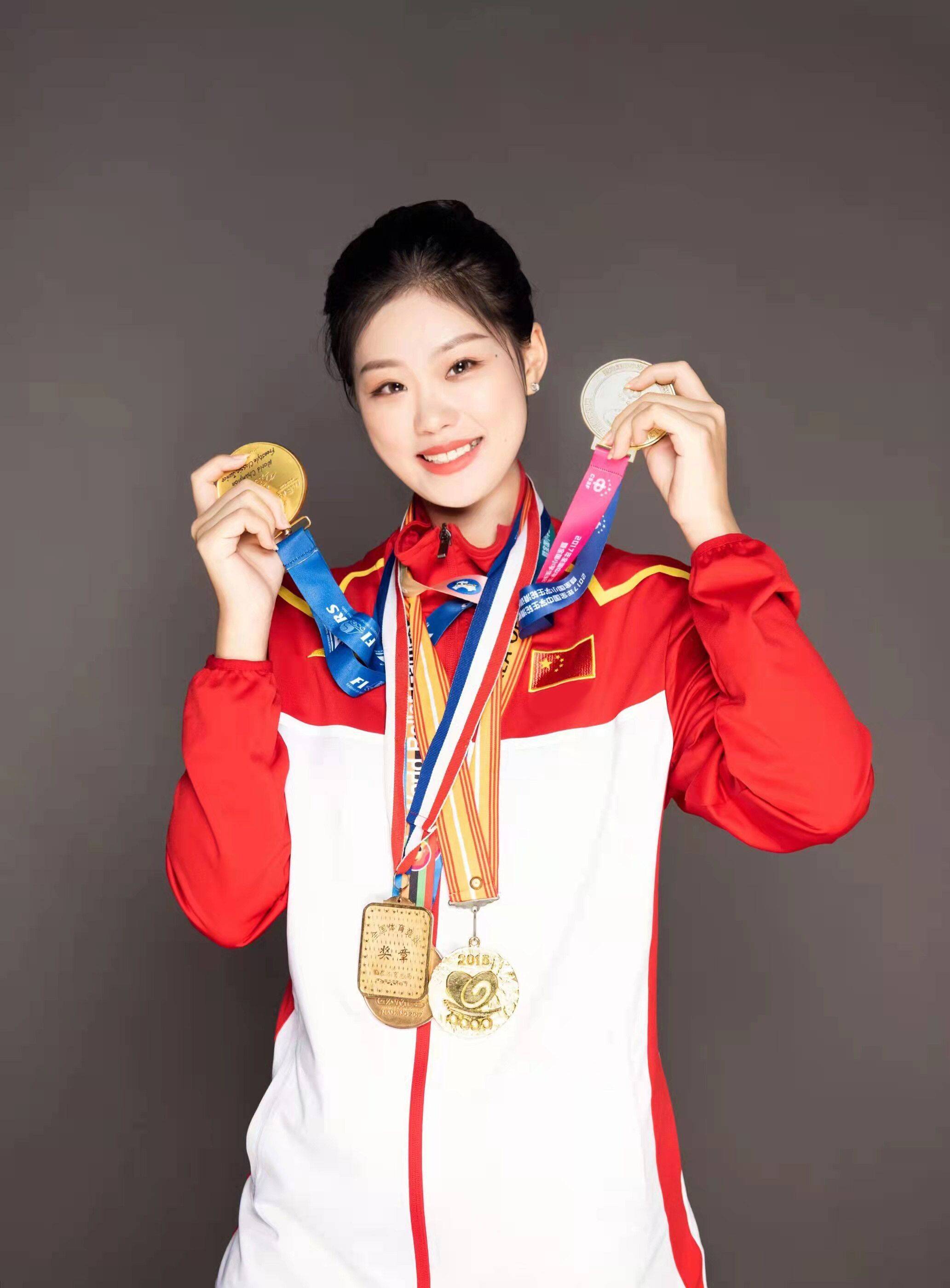 天才少女花式轮滑6冠千金冯辉签约史达立品牌