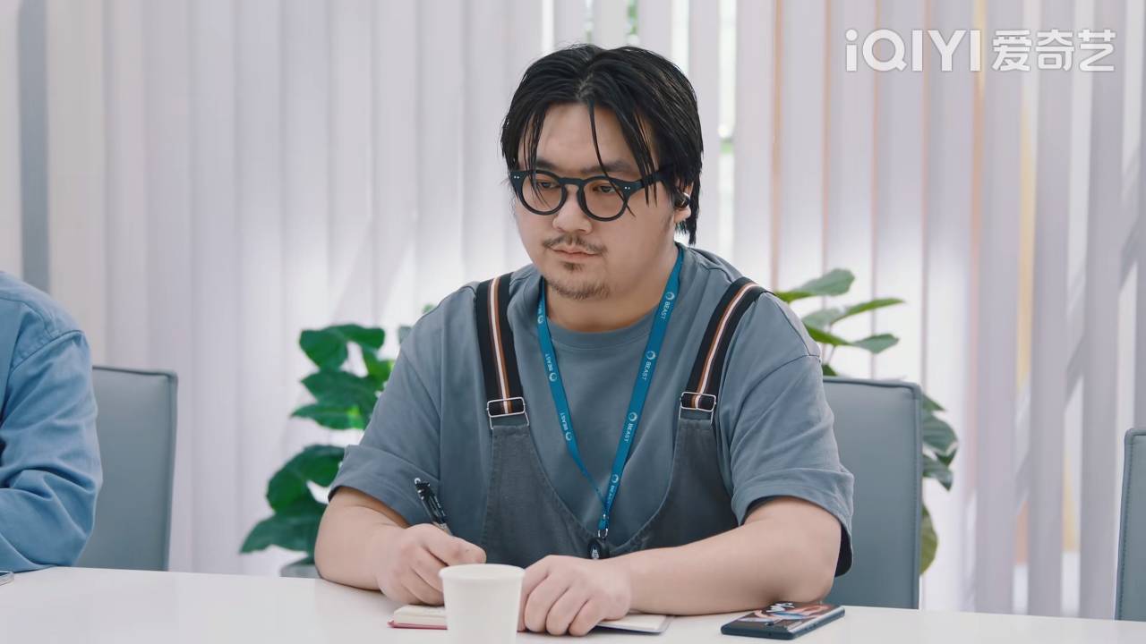 李汶凡就是如此,《爱情公寓5》中那个咣咣砸墙的卡拉鸡胖摇身一变
