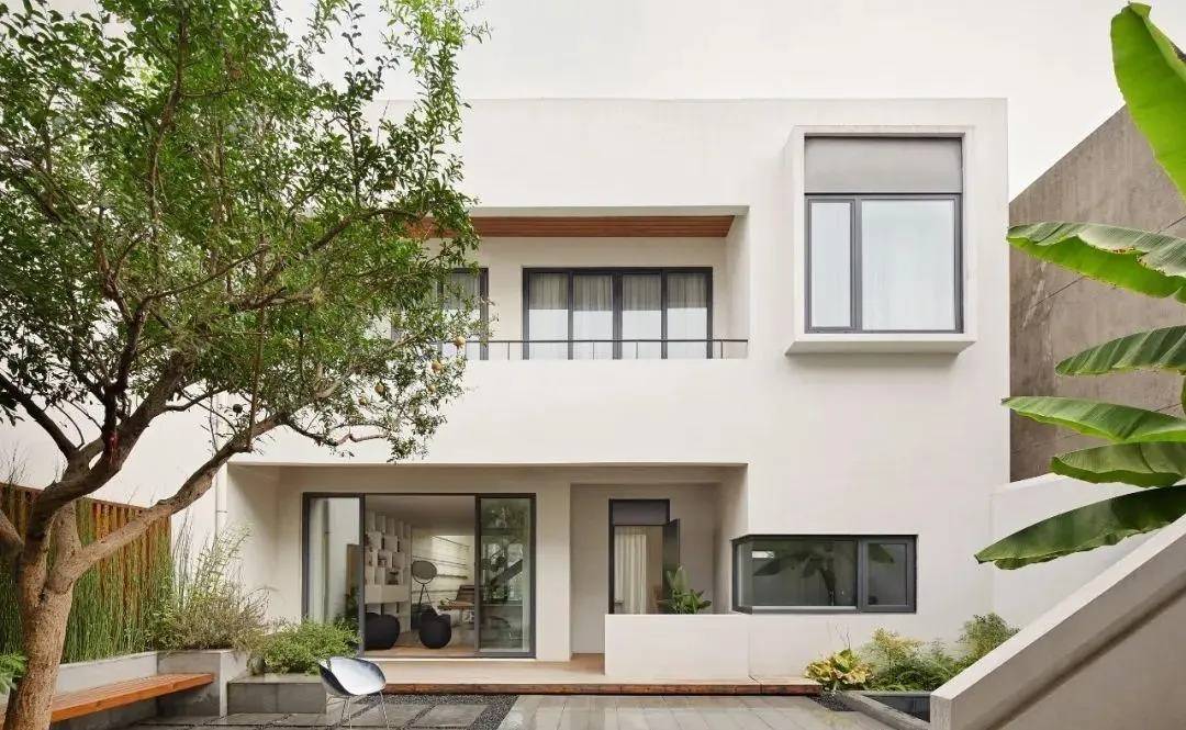 赫米联合设计240㎡现代风格别墅极简纯白外观朴实大方