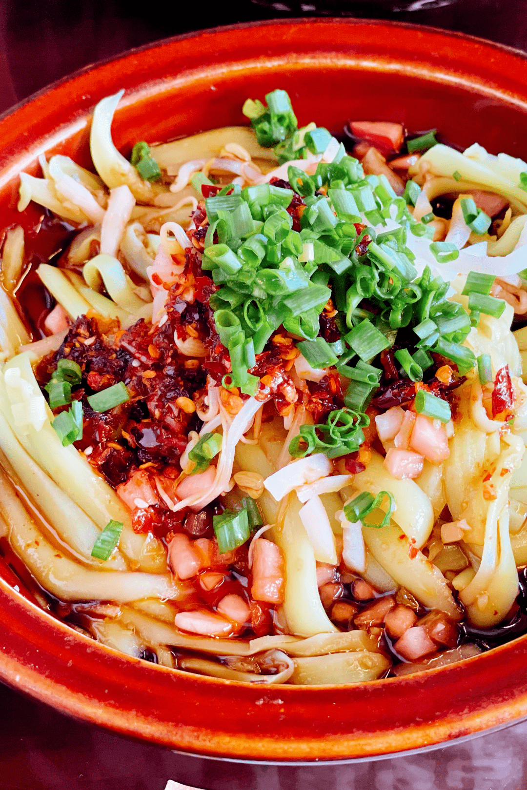 切成细长的条状,凉拌来吃;同样是凉粉,毕节荞凉粉则是用荞麦做成,比