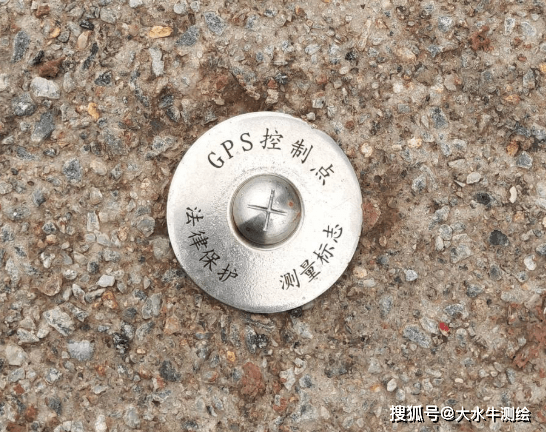 可以利用城市中的永久水准点或工程施工时使用的临时水准点,作为基准