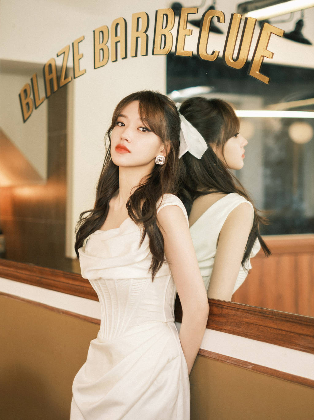 程潇最新写真大片释出 穿开叉裙秀美腿笑容甜美