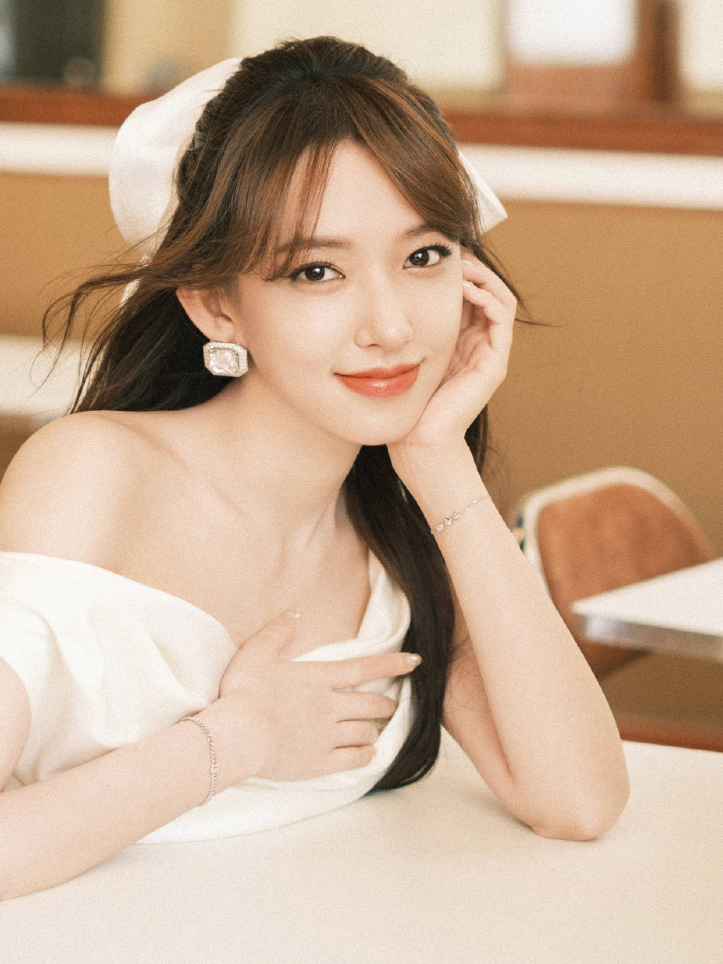 程潇最新写真大片释出 穿开叉裙秀美腿笑容甜美