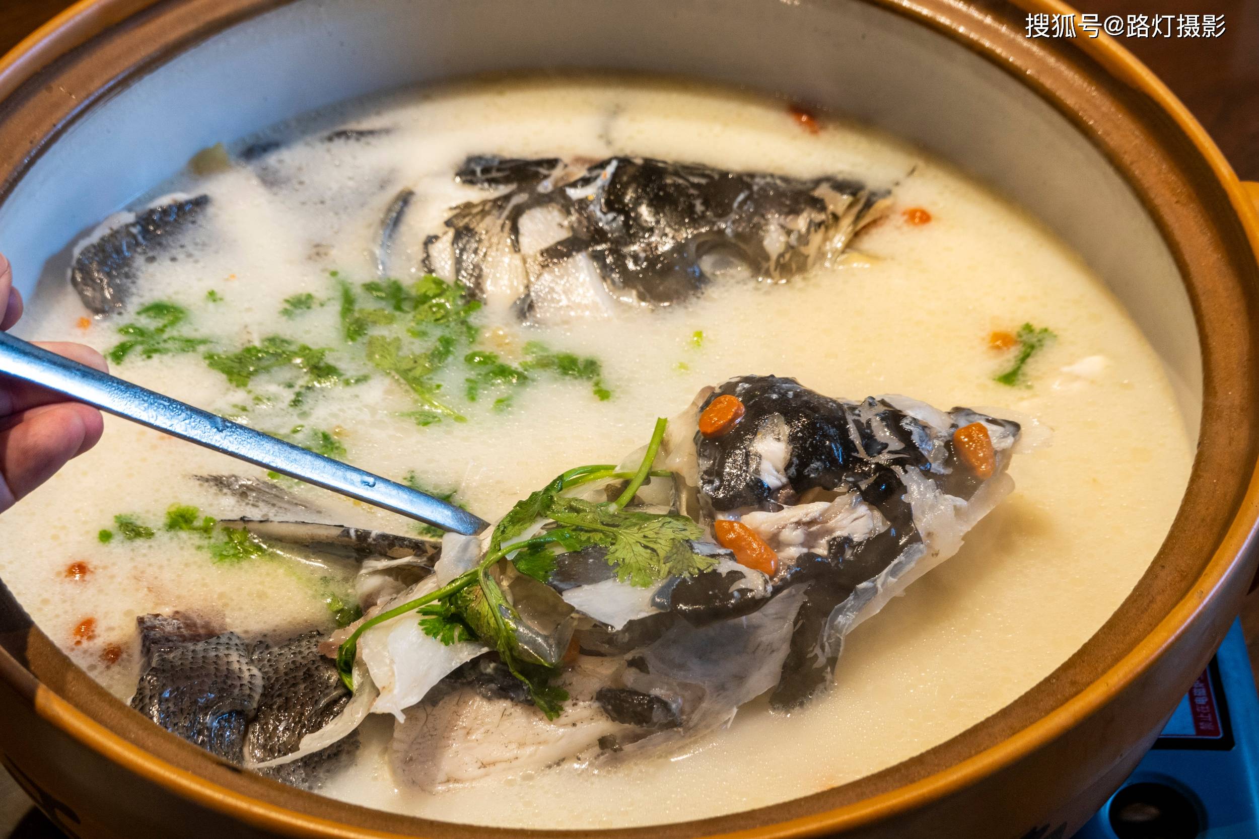 千岛湖成"江浙沪"避暑新宠,胖鱼头百吃不厌,你知道哪家餐厅最受欢迎吗