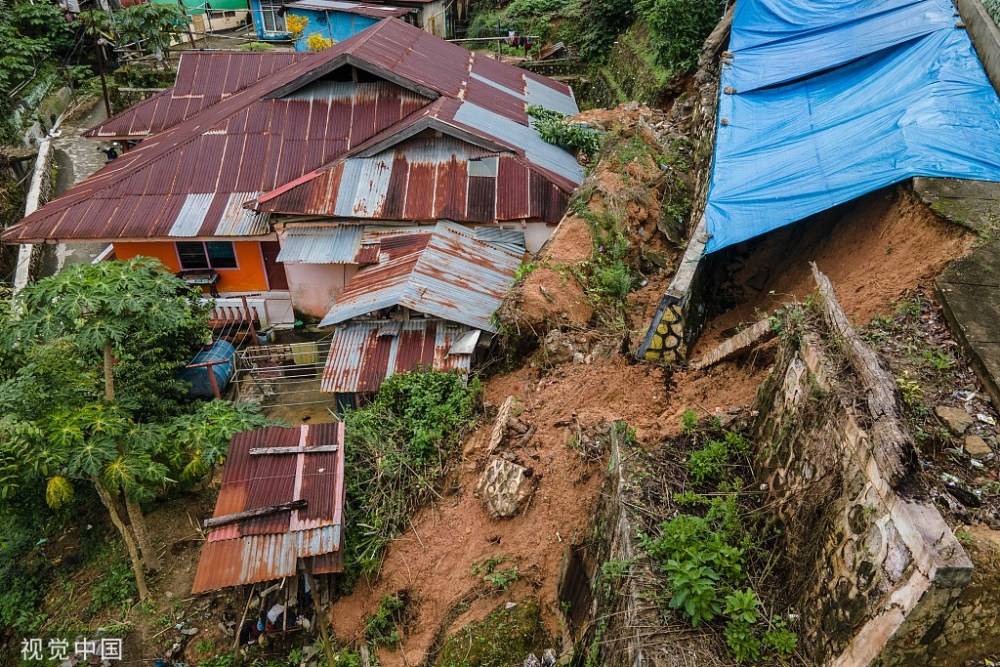 印尼肯达里强降雨致山体滑坡 居民住房被严重破坏-搜狐大视野-搜狐新闻