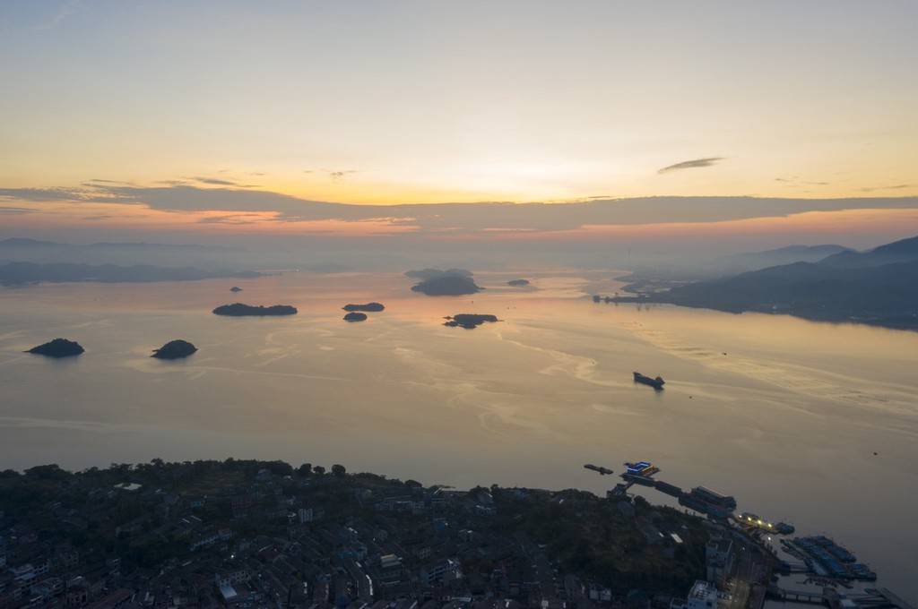 浙江宁波:暑假来临 近海游玩掀热潮_宁海_总面积_日照
