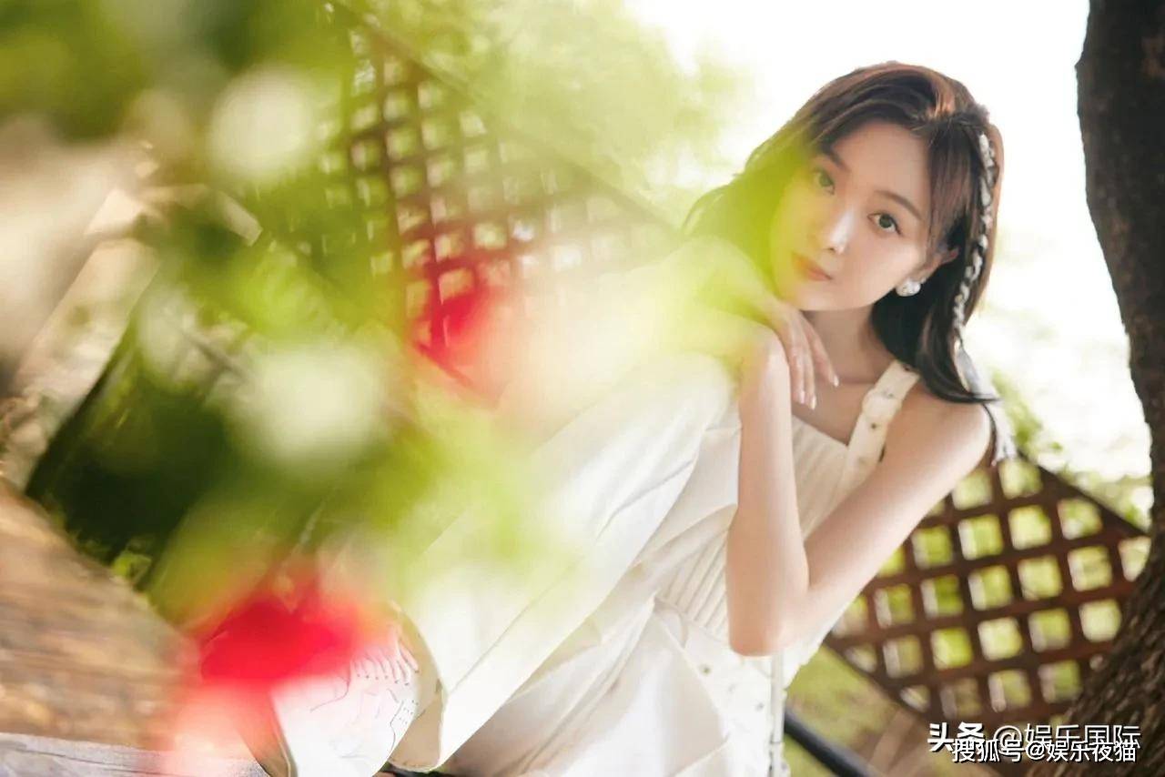 吴宣仪白色系编发造型出镜甜美可人清新而不失性感