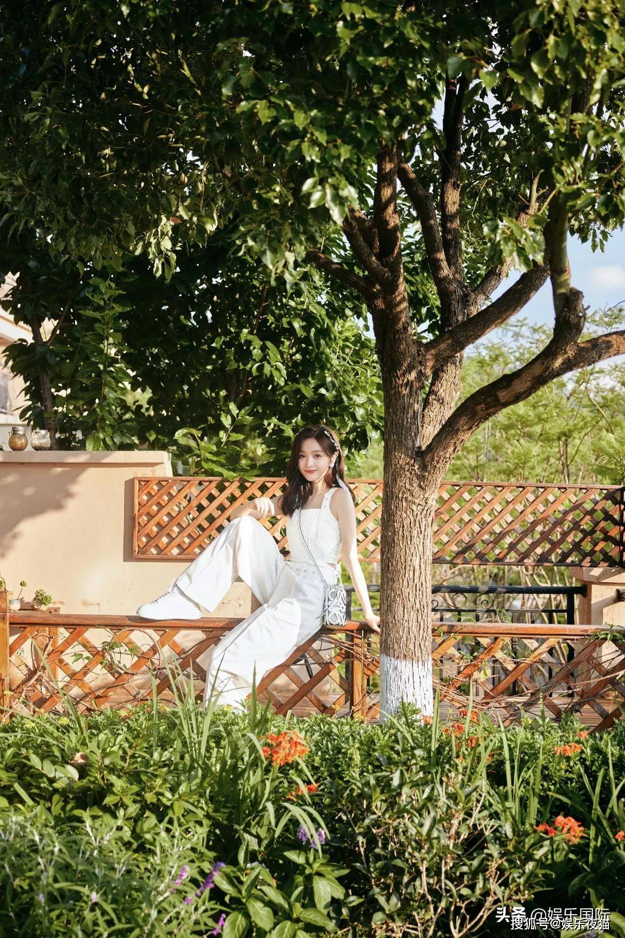 吴宣仪白色系编发造型出镜甜美可人清新而不失性感