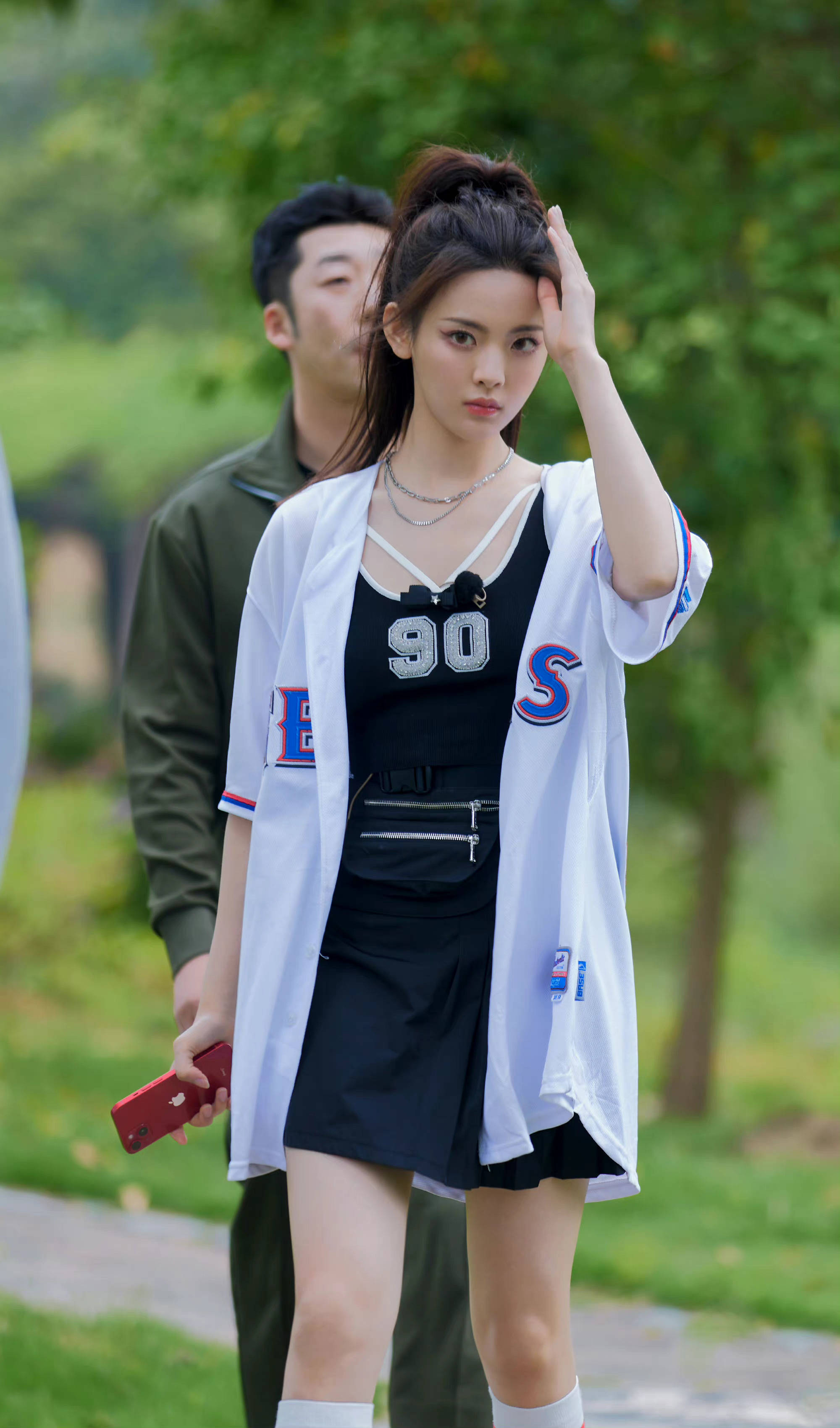 杨超越扎马尾录综艺清纯可爱 穿短裙秀长腿超元气