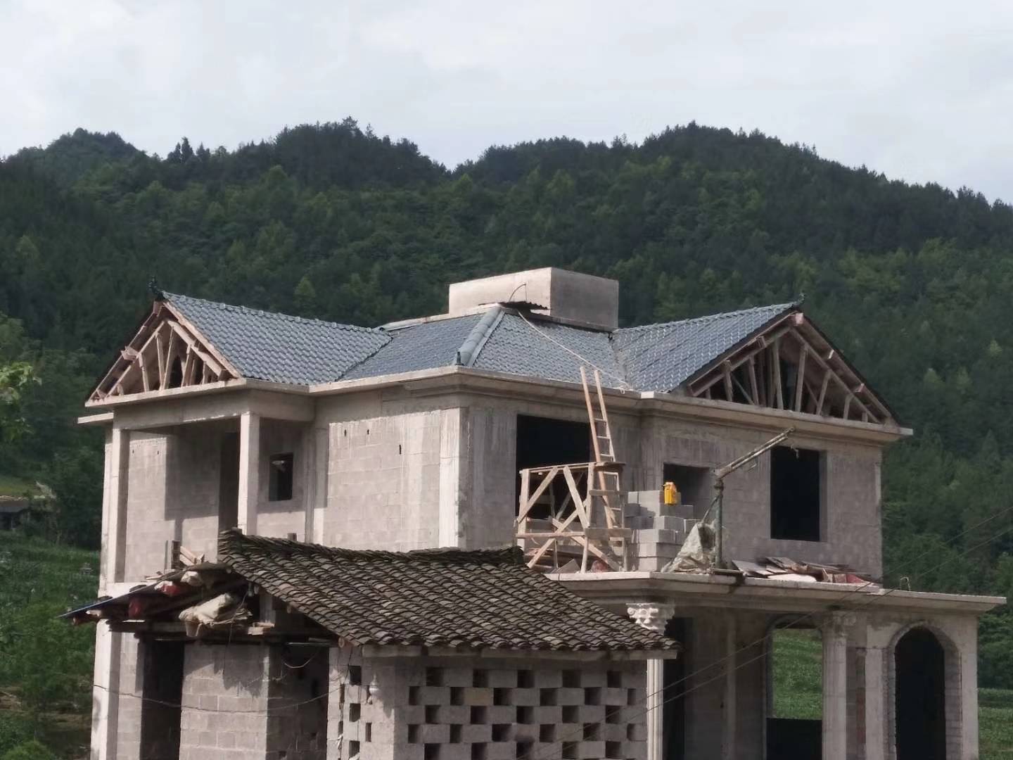 农村别墅屋顶安装树脂瓦,造型复杂有点费瓦