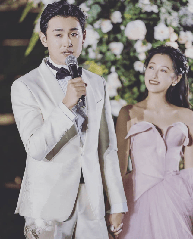 王彦霖晒照庆祝婚礼一周年与艾佳妮牵手甜蜜非常